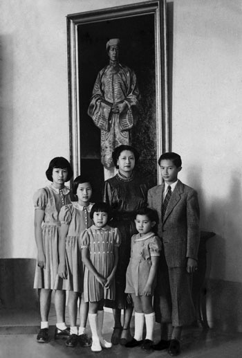 Bức ảnh Bảo Đại cùng vợ và các con được treo trong phòng ngủ của ông. 