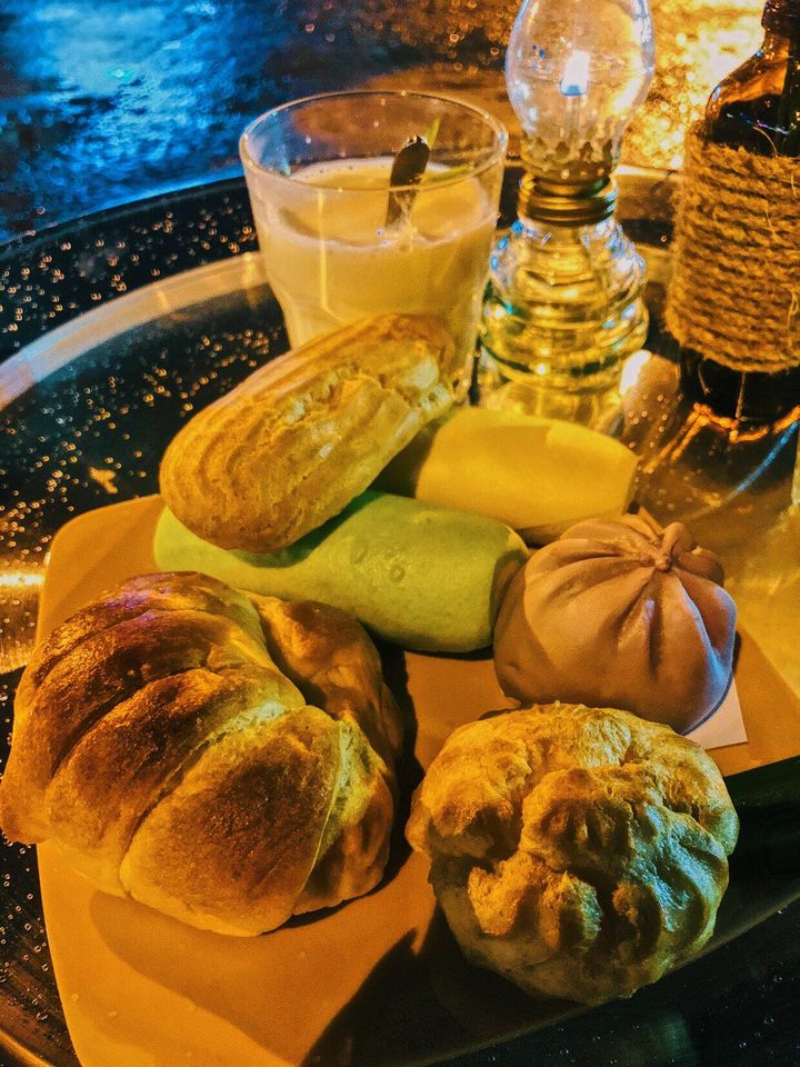 Những ly sữa đậu nành nóng hổi bên những chiếc bánh su kem hấp dẫn tại chợ đêm Đà Lạt.