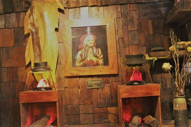  Một góc trưng bày tranh thêu tại XQ Huế - thuộc công ty XQ. “Chái bếp người Huế” “Chuyện kể hương xưa vui tích sử Người nghe đốm lửa ấm tình quê”.