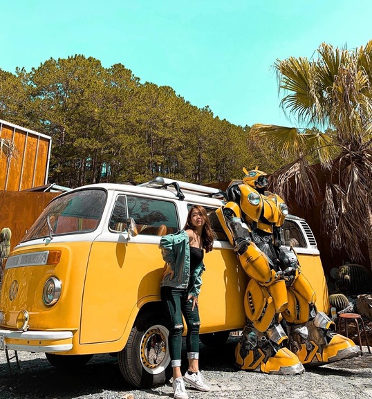 Tạo dáng bên Bumble Bee - Chú robot vô cùng nổi tiếng tại Kombi land.