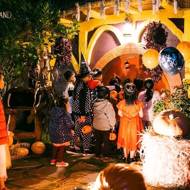 Các bạn nhỏ háo hức tham gia lễ hội Halloween tại Làng cổ tích.