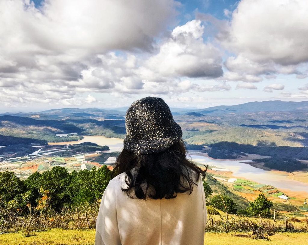 Ngắm nhìn toàn cảnh núi rừng xanh ngát và suối Vàng, suối Bạc từ trên đỉnh Langbiang.