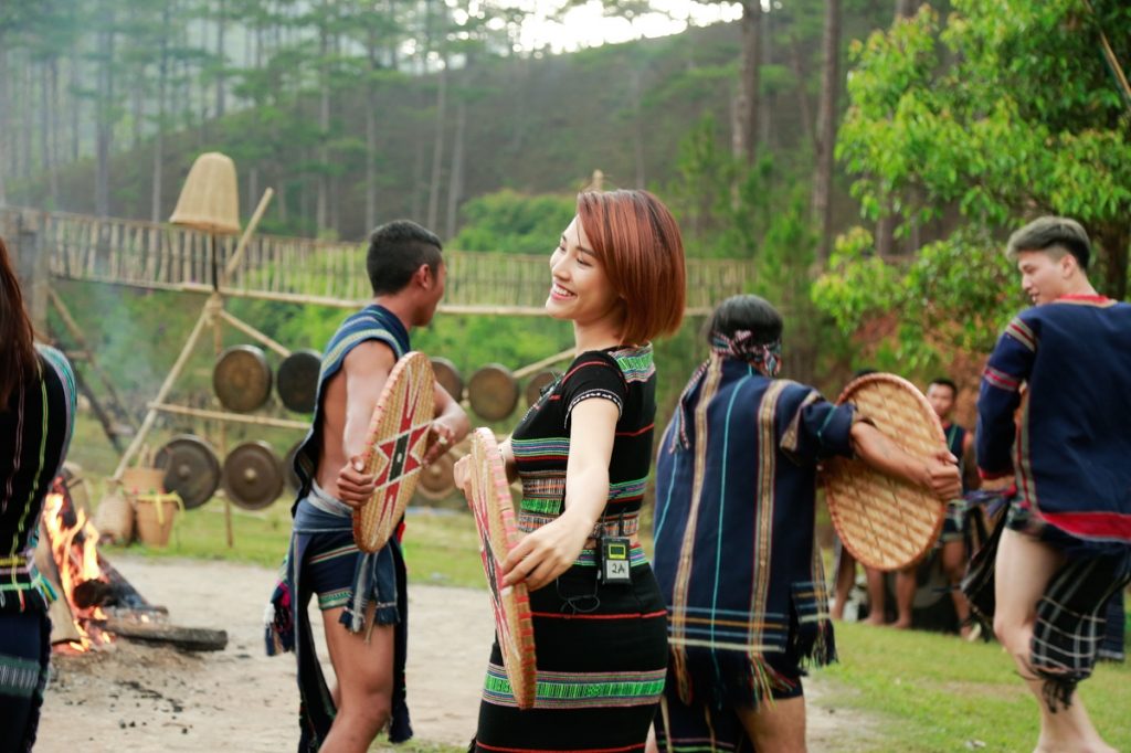 Những chàng trai, cô gái buôn làng duyên dáng trong điệu nhảy truyền thống trong lễ hội cồng chiêng trong TOUR GIAO LƯU CỒNG CHIÊNG ĐÀ LẠT 2023