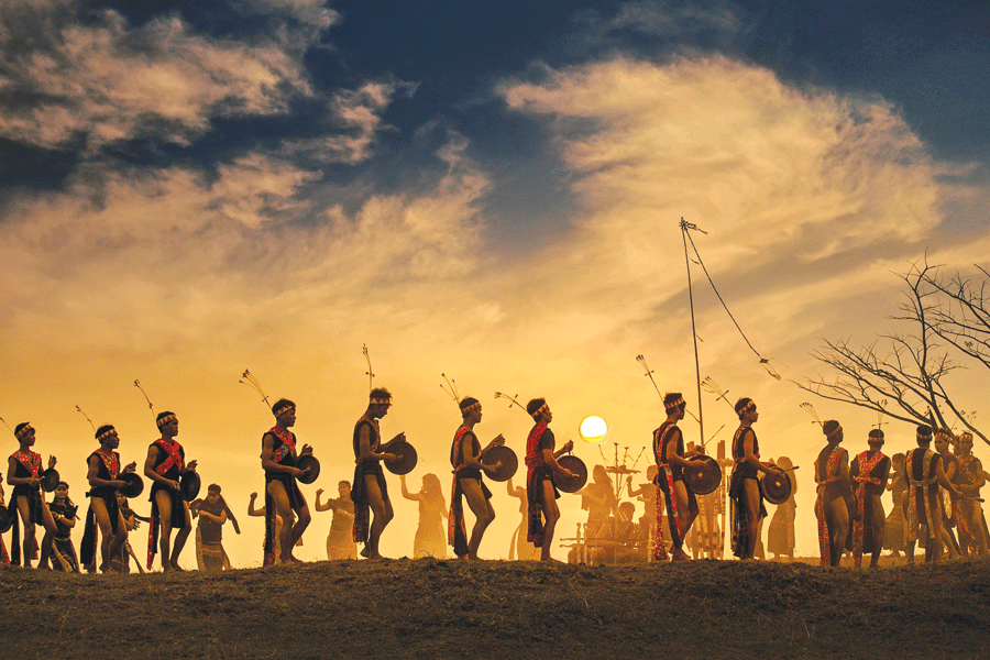 Cồng chiêng là lễ hội truyền thống văn hóa đặc sắc của người K'ho trong Già làng khai lửa tại lễ hội cồng chiêng Langbian trong TOUR GIAO LƯU CỒNG CHIÊNG ĐÀ LẠT 2023