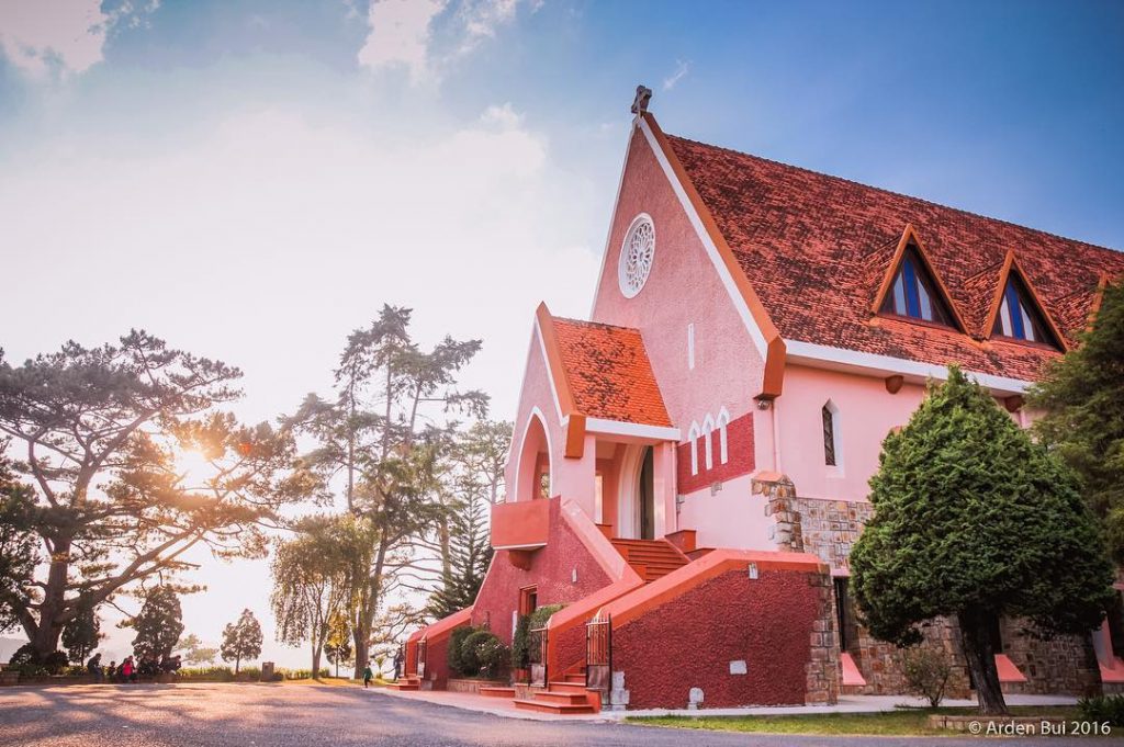 Nhà thờ Domain Đà Lạt với lối kiến trúc Pháp đặc trưng và màu hồng nổi bật.