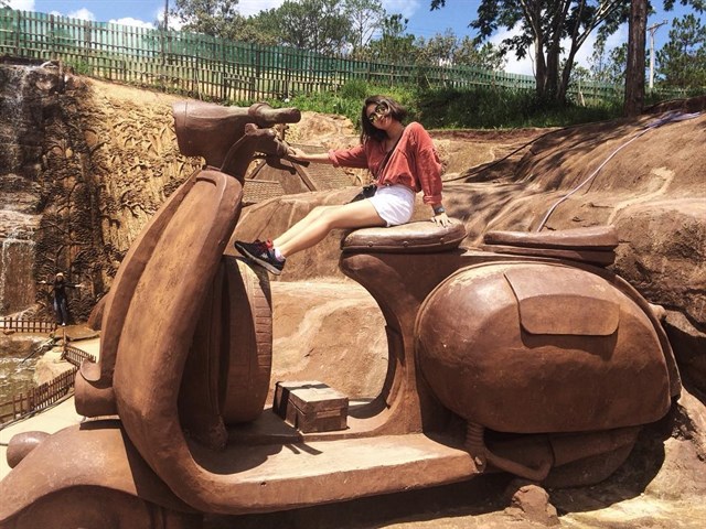 Xe Vespa làm từ đất đỏ tại Hầm điêu khắc Đà Lạt