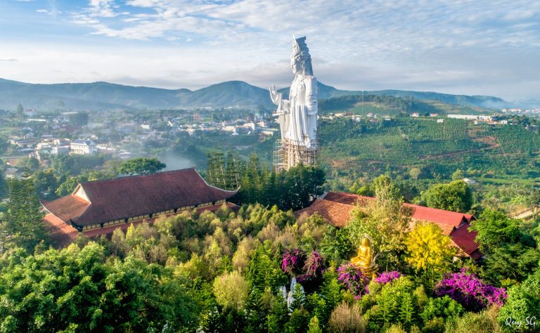 Chùa Linh Ẩn với vị trí cực đẹp với 1 trong những tượng Bồ Tát lớn nhất Việt Nam