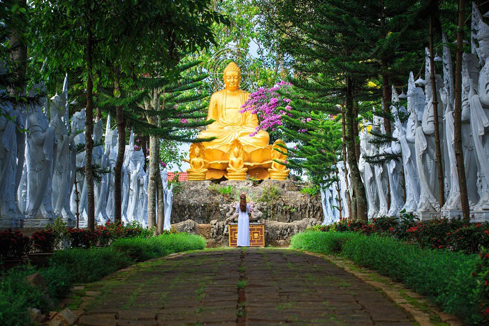 Khu rừng thiêng với Đức Phật Thích Ca tọa trên tòa sen. Nguồn ảnh: Qui Sg.