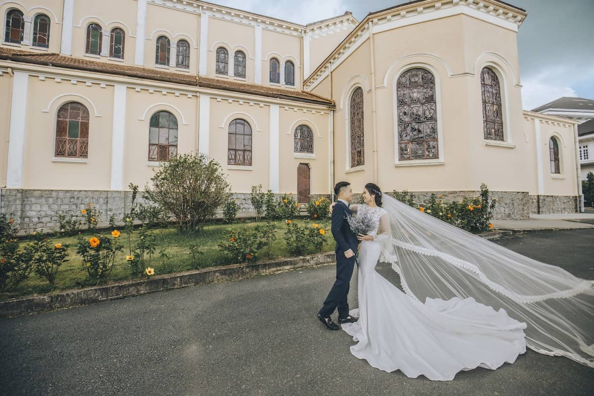 Góc chụp hình cưới ảo diệu tại nhà thờ Chánh Tòa Đà Lạt.