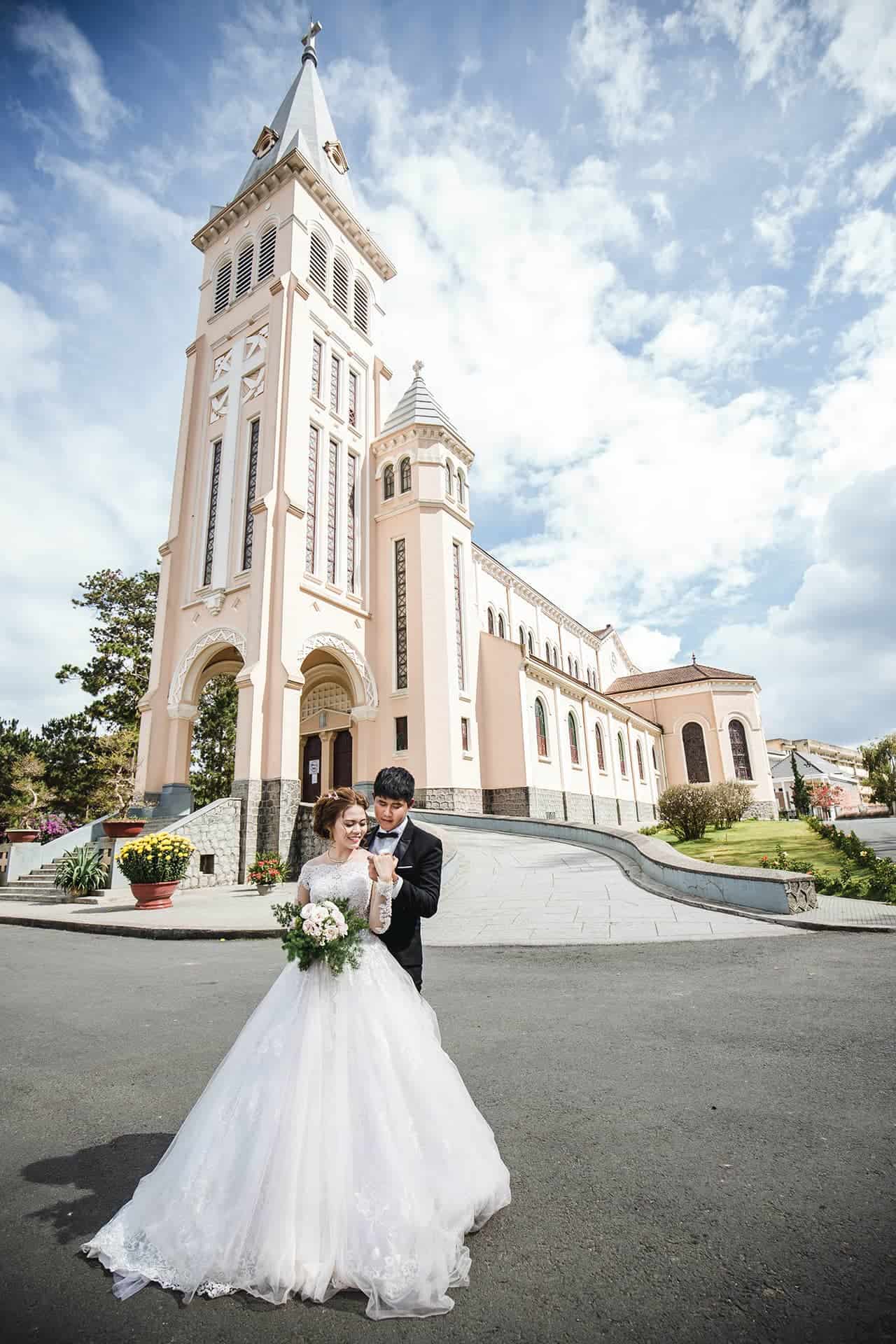 Nhà thờ Chánh Tòa Đà Lạt cũng là địa điểm yêu thích của các cặp đôi chụp hình cưới.