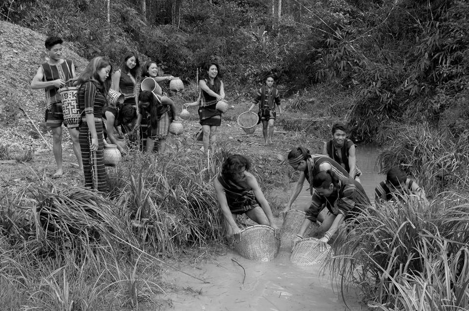 Những cư dân thổ địa đi bắt cá suối tại làng Cù Lần.