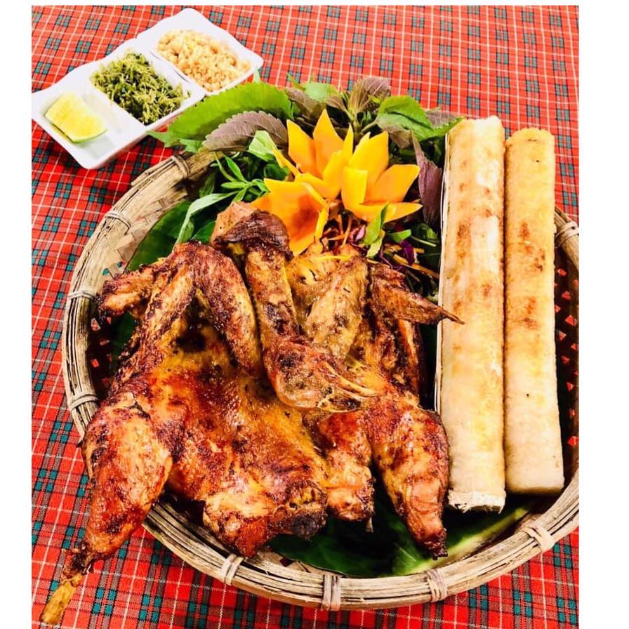 Cơm lam ống tre, thịt gà nướng vô cùng hấp dẫn tại làng Cù Lần Đà lạt.