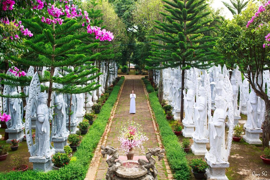 Hàng trăm bức tượng Bồ Tát tại khu rừng thiêng Linh Ẩn Tự. Nguồn ảnh: Qui Sg.