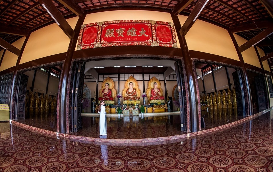 Chánh điện uy nghi với thiết kế mở tại chùa Linh Ẩn Đà Lạt. Nguồn ảnh: Qui Sg.