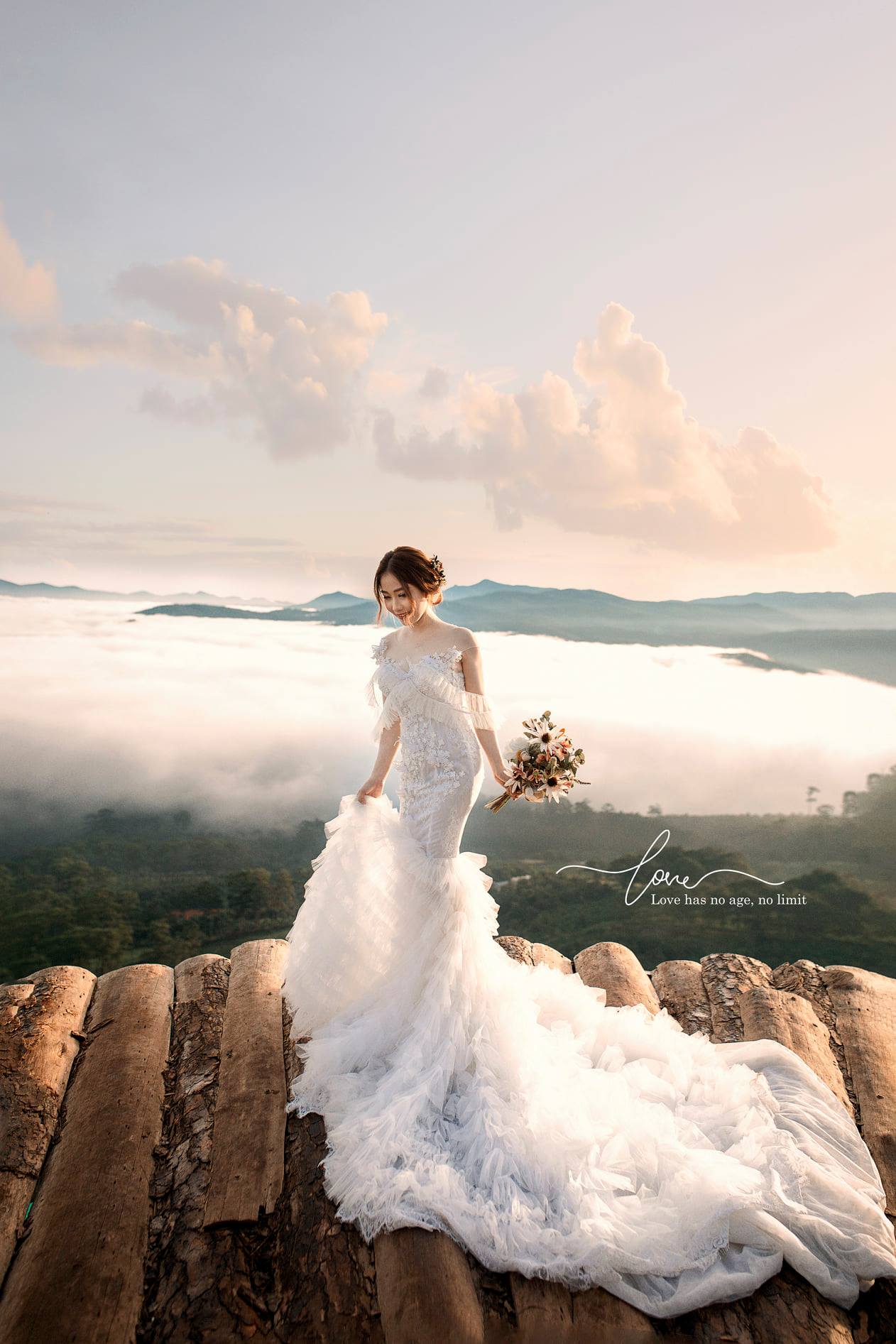 Cầu đất săn mây Đà Lạt còn là 1 địa điểm chụp hình cưới vô cùng hấp dẫn nhé!