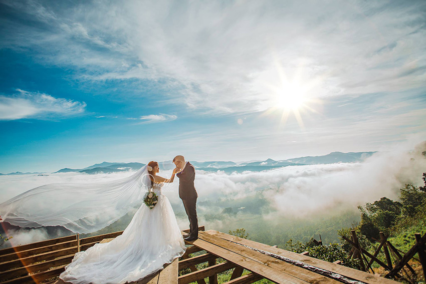 Cầu gỗ săn mây Đà Lạt cũng là địa điểm yêu thích của các cặp đôi chụp hình cưới.