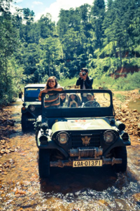 Trải nghiệm cảm giác mạnh với xe jeep vượt rừng lội suối tại làng Cù Lần.