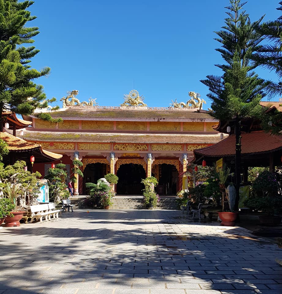 Chánh điện tại Thiền viện Vạn Hạnh Đà Lạt.
