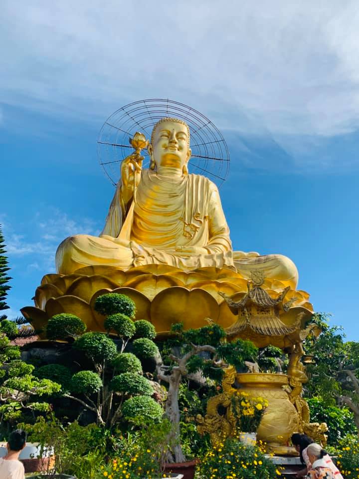 Tượng Phật Niêm Hoa Vi Tiếu tại Thiền viện Vạn Hạnh Đà Lạt vào 1 ngày nắng đẹp.