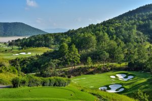 Sân golf Đà Lạt 1200 đạt tiêu chuẩn quốc tế 18 lỗ.