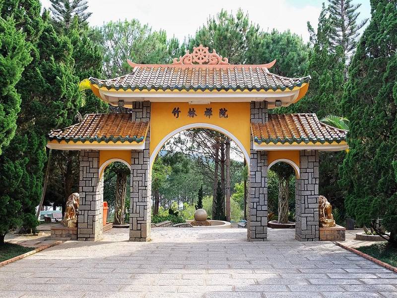 Cổng tam quan tại thiền viện Trúc Lâm Đà Lạt. 
