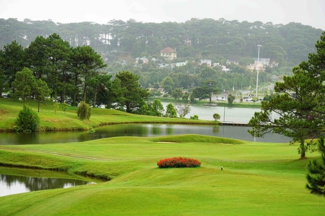 Sân golf Đà Lạt Palace Đồi Cù với địa hình và các bẫy nước đầy tính thử thách các golfer.