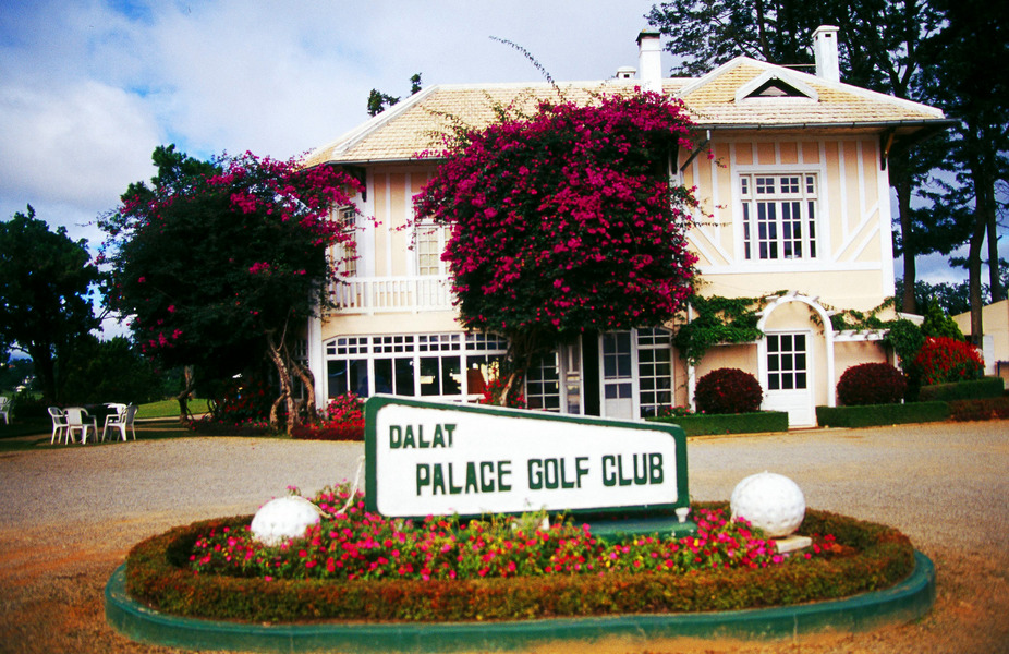 Sân golf Đà Lạt Palace Đồi Cù được xây dựng theo lối kiến trúc Pháp cùng giàn hoa giấy điểm tô thêm khung cảnh. 