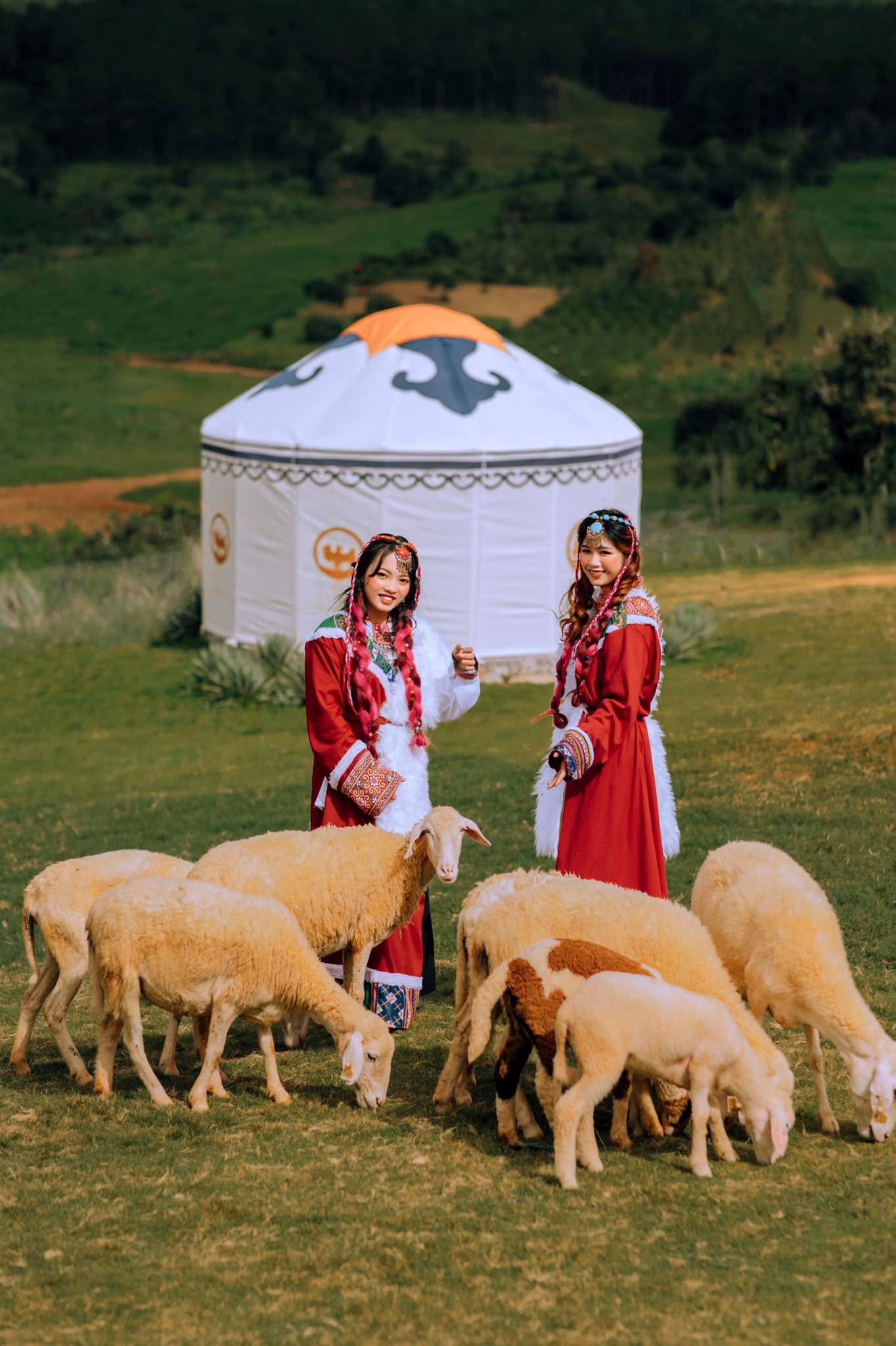 Bạn nữ xinh xắn trong trang phục Nữ Mông cho cừu ăn tại Mongo Land Đà Lạt
