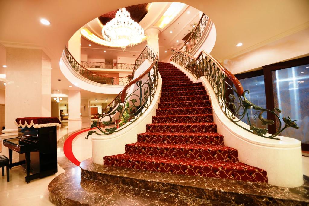 Cầu thang khách sạn Sài Gòn Đà Lạt 