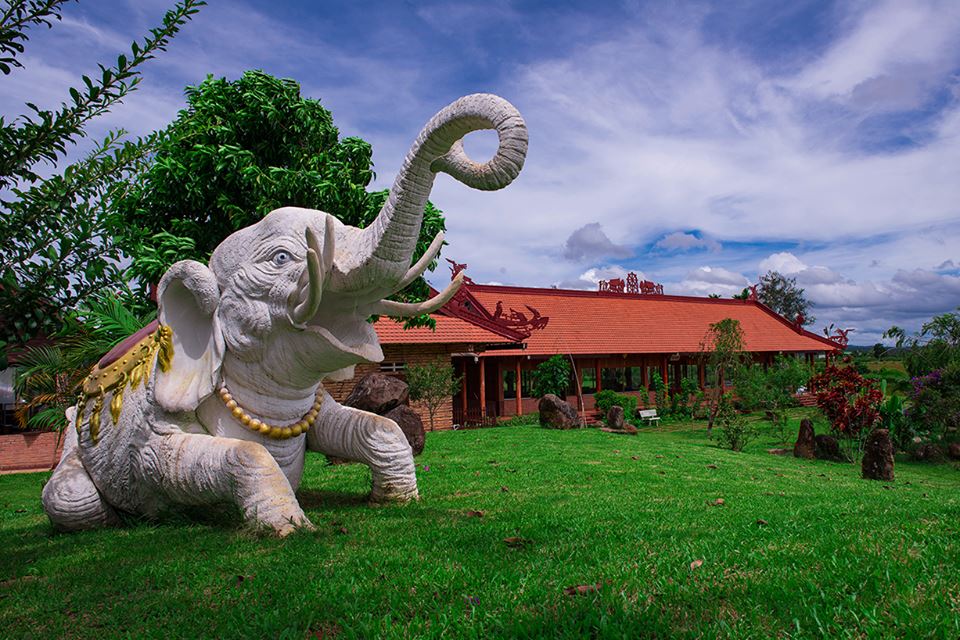 Tượng voi to lớn ở gác cổng là điểm đặc trưng của con người Tây Nguyên