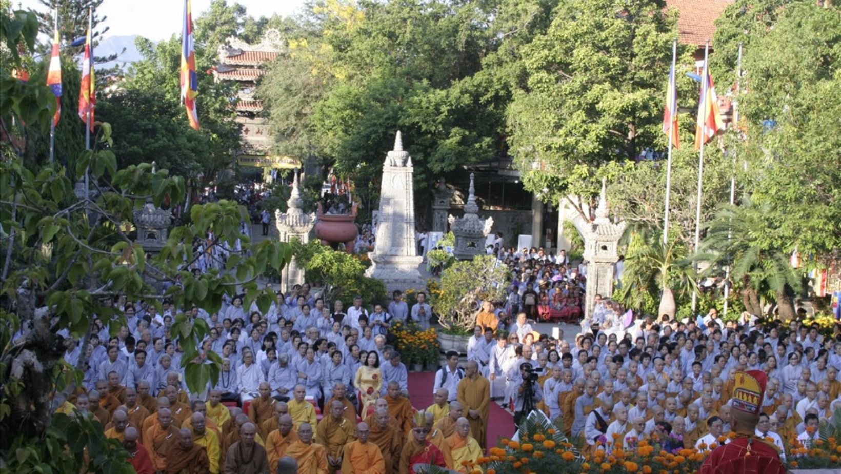 Vào những dịp lễ, các tăng ni phật tử tập trung về Chùa Long Sơn làm lễ cầu nguyện